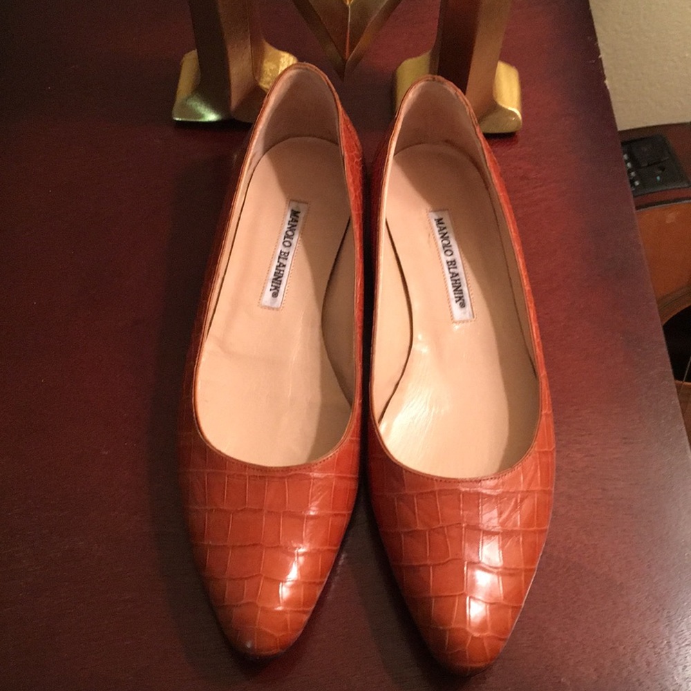 Manolo Blahnik. Flat light brown alligator